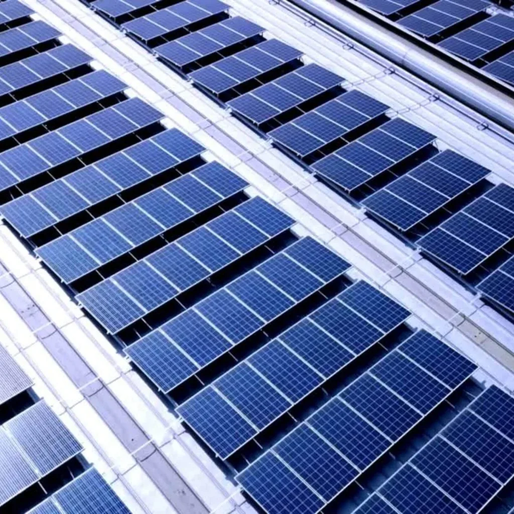 Panneaux solaires l'hiver, vue rapprochée des modules sous un ciel froid — Nettoyage panneaux solaires