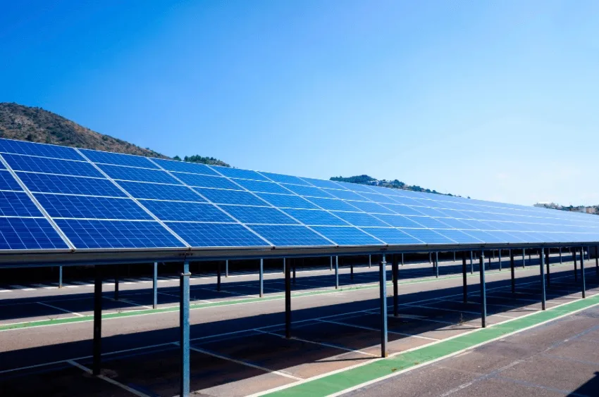 Champ de panneaux solaires Bretagne produisant malgré un ciel souvent nuageux — PPA solaire (Power Purchase Agreement)
