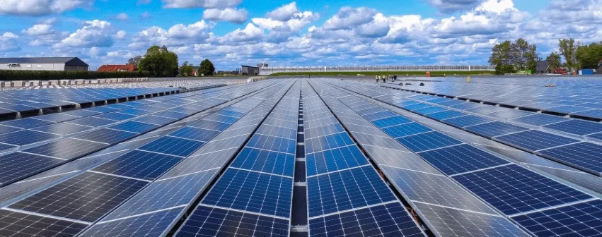 Panneaux solaires inclinés entre 15 et 30 degrés sur une toiture