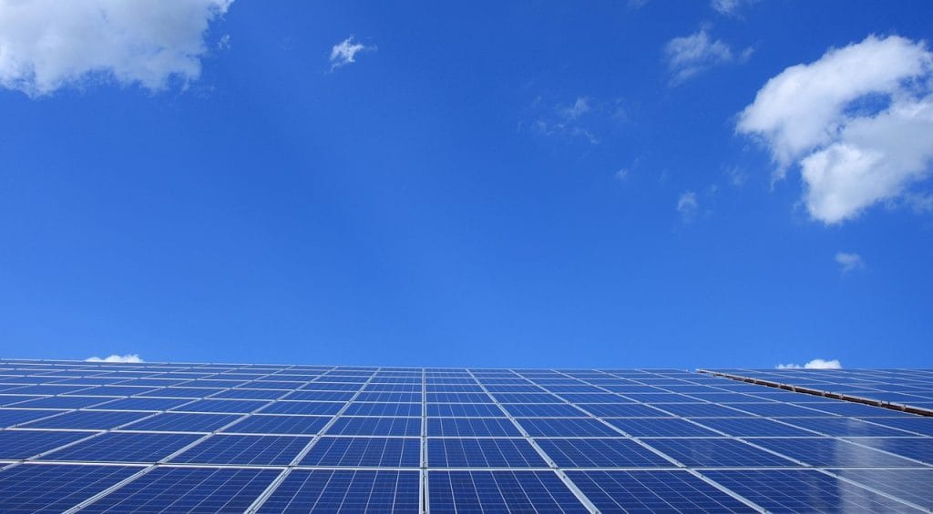 Photovoltaïque en France 2027 : panneaux solaires et ciel, transition énergétique