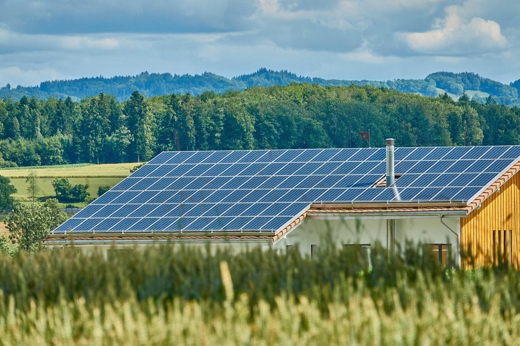 Maison hors réseau équipée de panneaux solaires sur sa toiture résidentielle