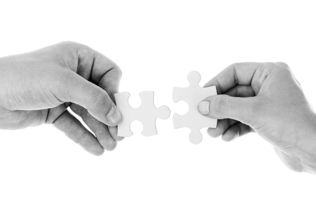 Plan Pluriannuel de Travaux (PPT) : puzzle assemblé symbolisant la planification des travaux photovoltaïques