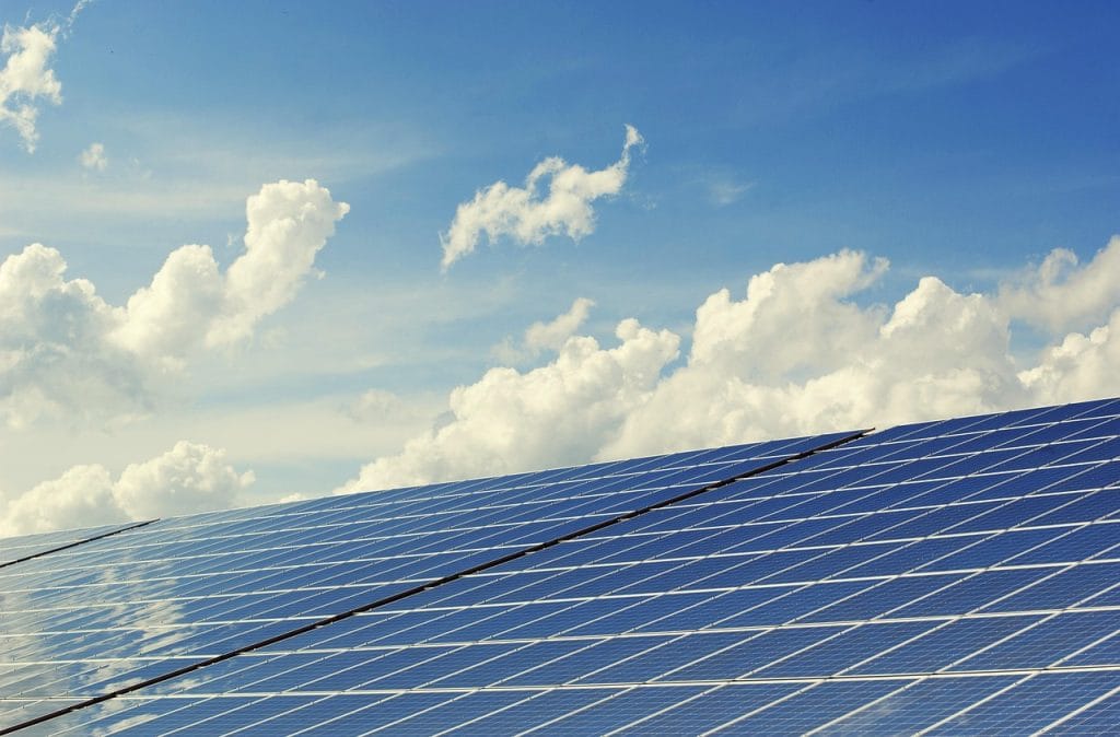 Champ de panneaux solaires Bretagne produisant malgré un ciel souvent nuageux