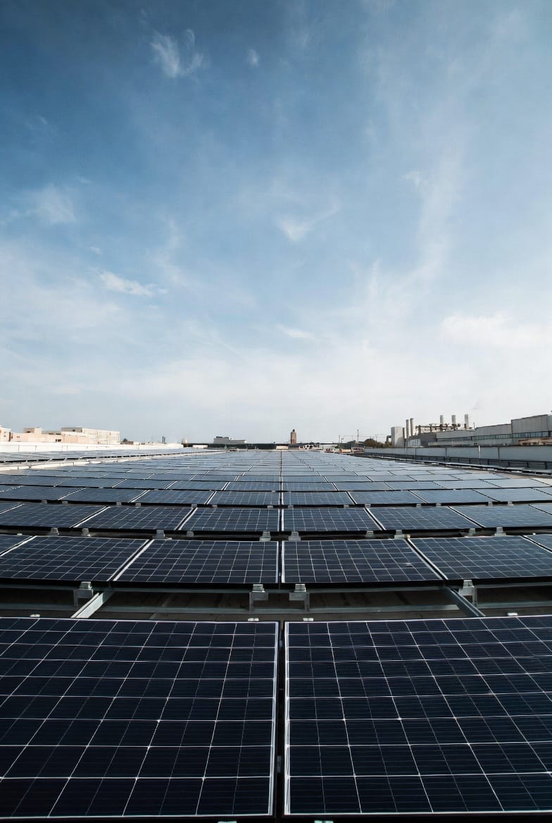 Panneaux solaires pour entreprise — toiture et ombrière