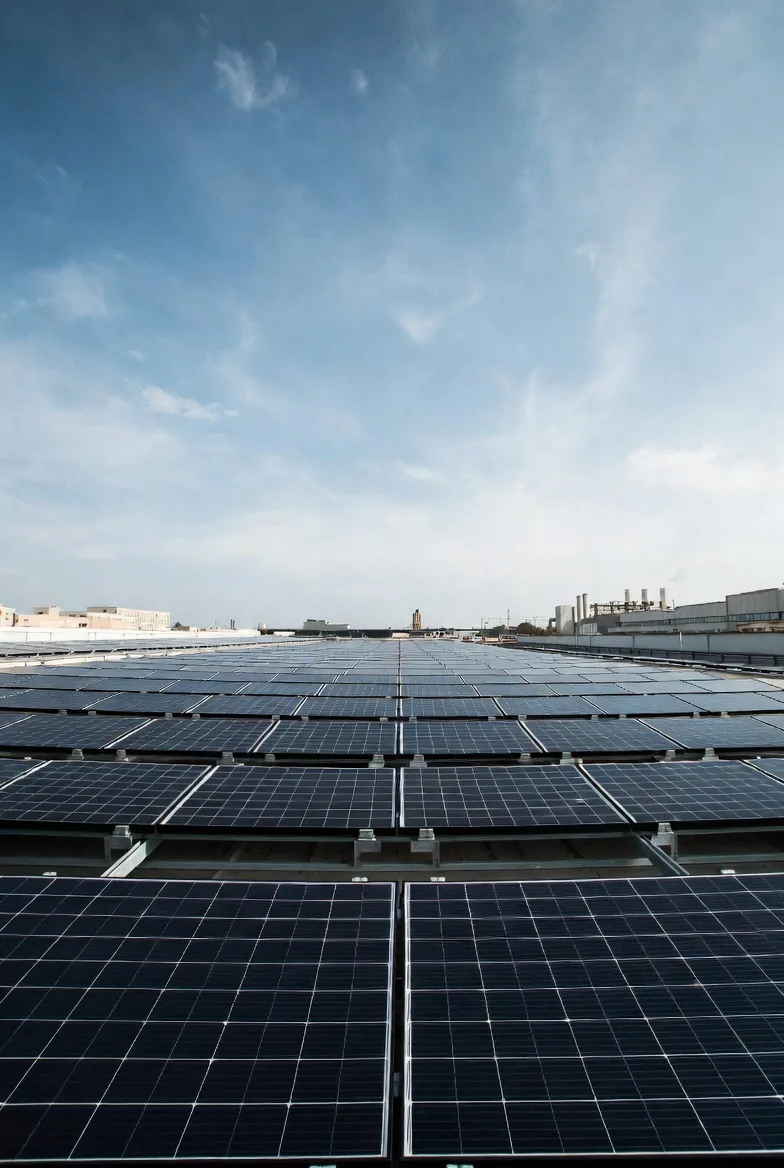 Panneaux solaires pour entreprise — toiture et ombrière