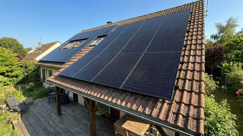 Panneaux solaires en copropriété produisant de l'électricité sur la toiture commune — arnaque démarchage solaire