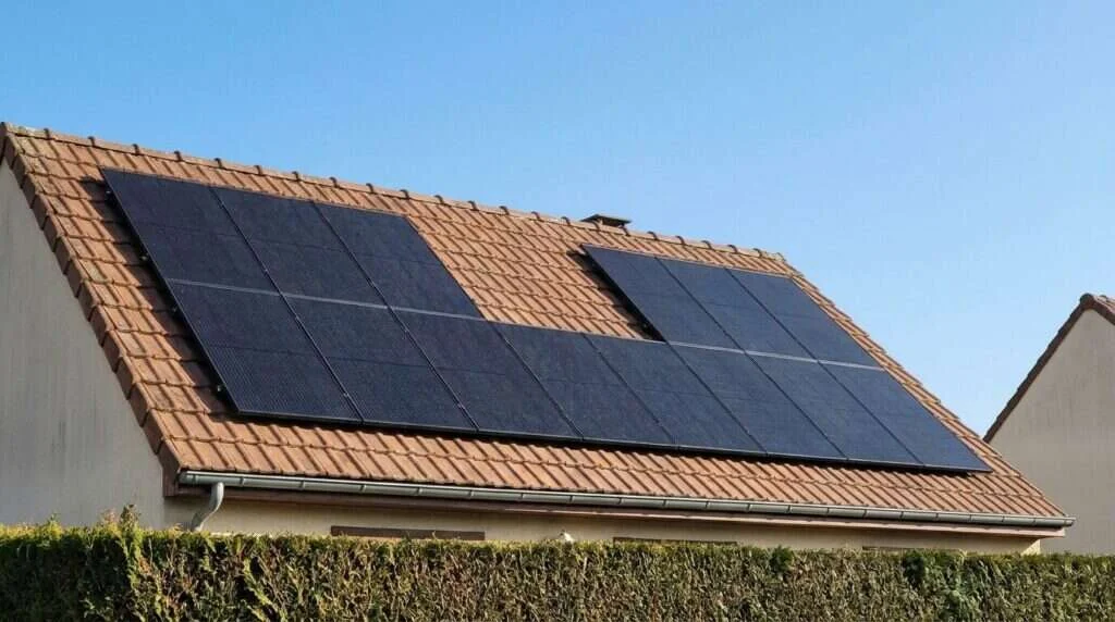panneaux solaires, énergie solaire, énergie verte, énergie, toit, électricité, photovoltaïque, vue aérienne, noir et blanc...