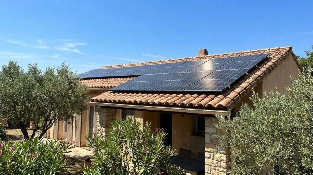 Champ de panneaux solaires Bretagne produisant malgré un ciel souvent nuageux — Panneaux solaires à Marseille