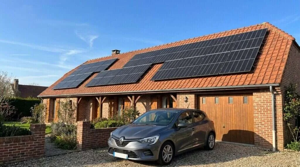 Maison hors réseau équipée de panneaux solaires sur sa toiture résidentielle — Prime à l'autoconsommation 2026