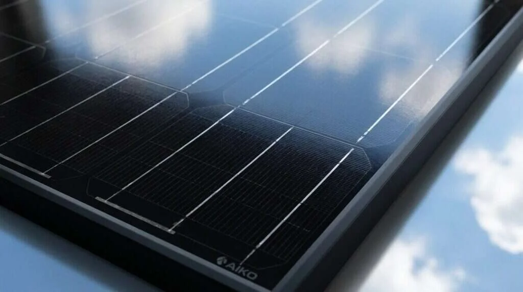 Champ de panneaux solaires Bretagne produisant malgré un ciel souvent nuageux — production solaire par région