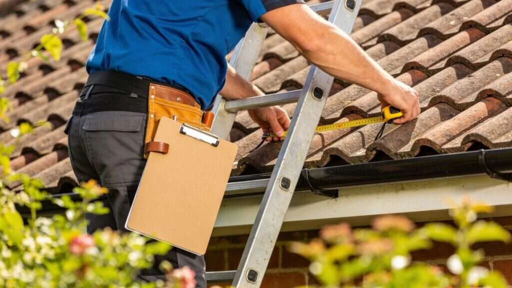 Visite technique : mesure de la toiture avant une installation solaire