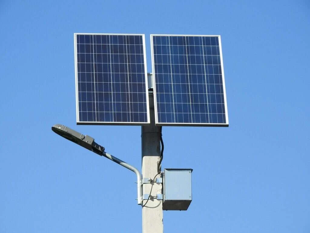 Pose de panneaux par une équipe RGE, photovoltaïque pour bureaux et tertiaire — onduleur hybride