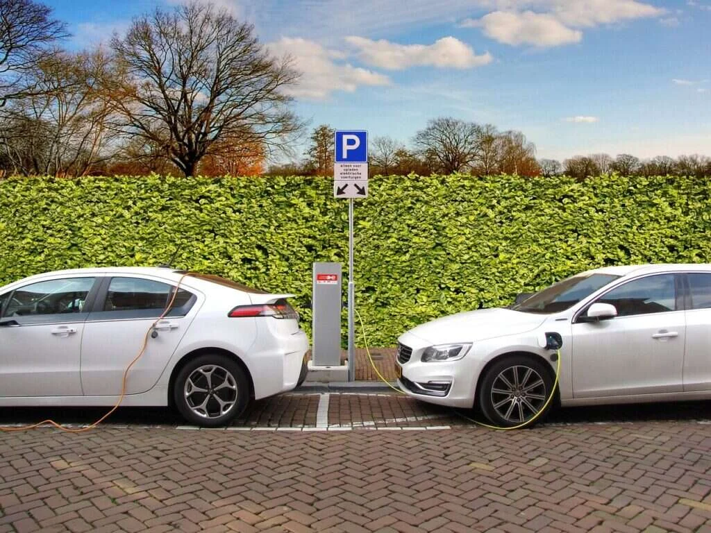Technologie panneau solaire, onduleur hybride et batterie — Ombrière photovoltaïque entreprise