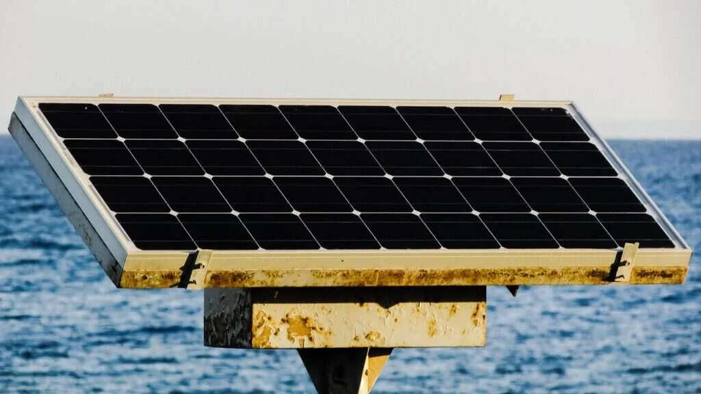 Gros plan de panneaux solaires en autoconsommation, copropriétés mixtes (résidence + commerces) — Intégration au bâti