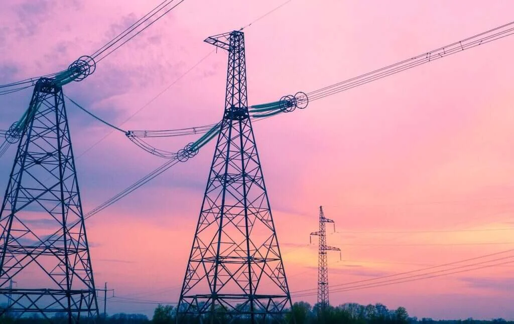 Pose de panneaux par une équipe RGE, photovoltaïque pour bureaux et tertiaire — batterie virtuelle UrbanSolar