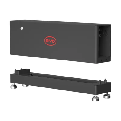 BCU BYD Battery-Box HVE : unité de contrôle gris anthracite au-dessus de son socle à pieds