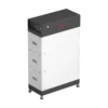 Batterie BYD Battery-Box HVM+ : tour blanche de modules sous un contrôleur BCU gris anthracite