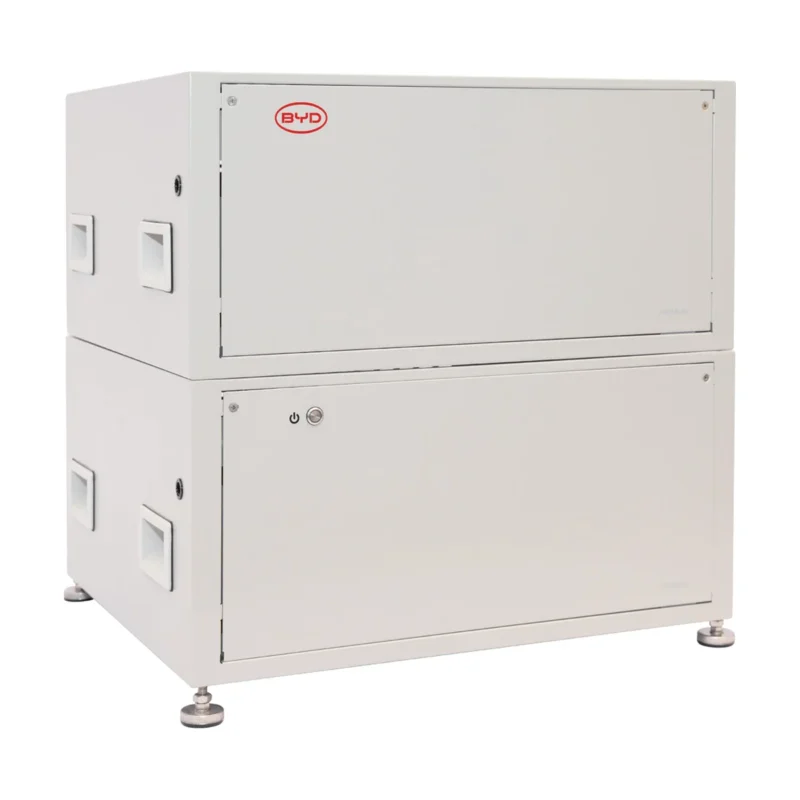 Batterie BYD Battery-Box Premium LVL : deux armoires blanches empilées avec logo BYD