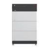 Batterie BYD Premium HVM 2.76 : modules blancs empilés dans une tour Battery-Box Premium HVM