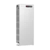 Contrôleur Sigenergy SigenStack BC M2-1C-BST au sommet d'une pile de batteries SigenStack