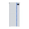 Batterie Deye AI-W5.1 PDU1 en haut d'une tour de modules blancs à bande bleue