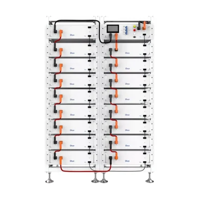 Batterie Deye BOS-G Pro, deux racks 19 pouces remplis de modules blancs reliés par des câbles orange
