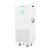 Batterie Dyness PowerBrick Plus, colonne blanche haute au logo vert posée au sol