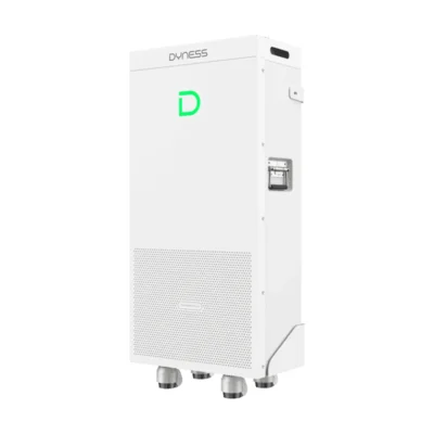 Batterie Dyness PowerBrick Plus, colonne blanche haute au logo vert posée au sol