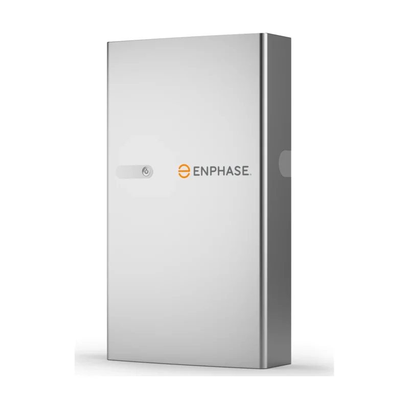 Batterie Enphase IQ Battery 5P vue de trois quarts, boîtier métallique gris clair avec logo orange