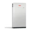 Batterie Fronius Reserva, tour blanche avec logo Fronius, voyants verts et socle noir