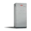 Batterie Fronius Reserva Pro, haute tour grise à sept étages avec logo Fronius, sur pieds