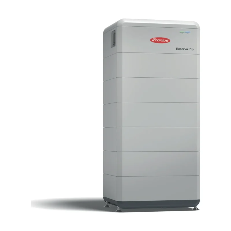 Batterie Fronius Reserva Pro, haute tour grise à sept étages avec logo Fronius, sur pieds