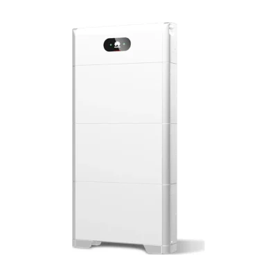 Batterie Huawei LUNA2000-5-E0 : modules blancs empilés sous le module de puissance d'une LUNA2000-S0