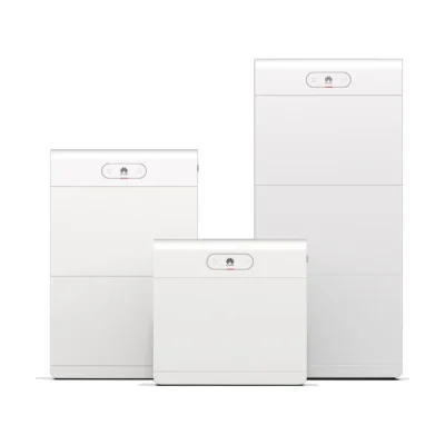 Batterie Huawei LUNA2000-S1 en trois hauteurs, colonnes blanches avec anneau lumineux