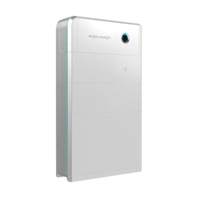 Batterie Sigenergy SigenStor BAT : modules blancs empilés sous le contrôleur à voyant bleu