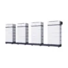 Batterie Sungrow PowerKeeper : quatre piles de modules blancs reliées à un onduleur Sungrow