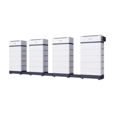 Batterie Sungrow PowerKeeper : quatre piles de modules blancs reliées à un onduleur Sungrow