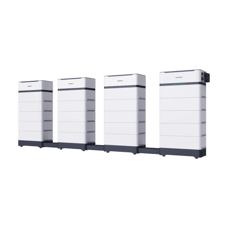 Batterie Sungrow PowerKeeper : quatre piles de modules blancs reliées à un onduleur Sungrow