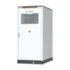 Batterie Sungrow PowerStack ST225kWh, armoire blanche à grille de ventilation et socle gris