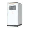 Batterie Sungrow PowerStack ST255CS, armoire blanche avec grille de ventilation et bandeau orange
