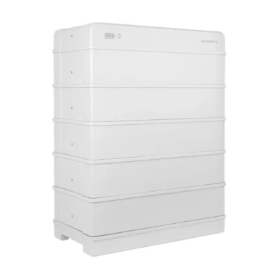 Batterie Sungrow SMR032 : cinq modules blancs empilés d'une tour SBR sur son socle