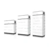 Batterie Sungrow SMR050 : trois tours SBH blanches de 3, 5 et 7 modules empilés