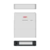 Unité BMS Fronius Reserva : capot, façade avec logo Fronius et voyants, plaque de base noire