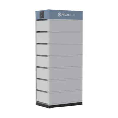 Unité de contrôle Pylontech Force-H1 au sommet d'une tour de batterie grise à six modules