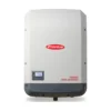 Onduleur Fronius Symo Advanced triphasé, boîtier gris clair avec écran et logo Fronius rouge