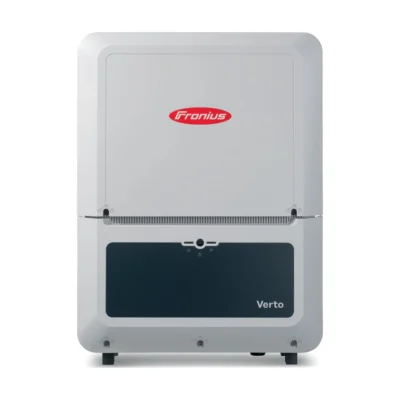Onduleur Fronius Verto triphasé, boîtier blanc avec logo Fronius rouge et bandeau noir en façade