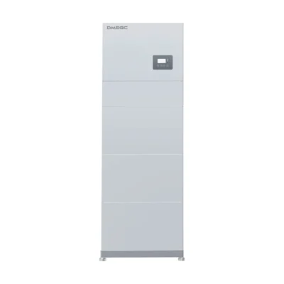 Onduleur hybride DMEGC H02 monophasé à écran, posé en haut d'une colonne de batteries blanches