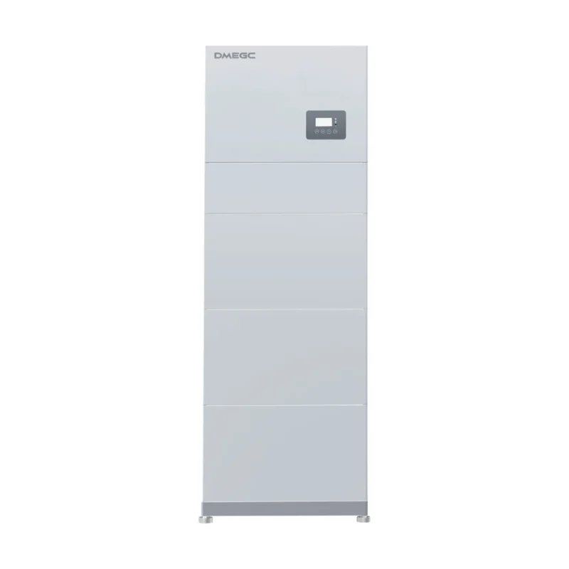 Onduleur hybride DMEGC H02 triphasé à écran, en haut d'une colonne blanche de modules de batterie