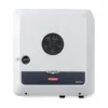 Onduleur hybride Fronius Primo GEN24 Plus monophasé, boîtier blanc avec sectionneur noir sur le côté