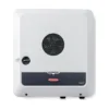 Onduleur hybride Fronius Symo GEN24 Plus SC, boîtier blanc avec ventilateur en façade et bandeau gris
